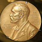 Propiedades topológicas de la materia logran, después de cuatro décadas, el Nobel